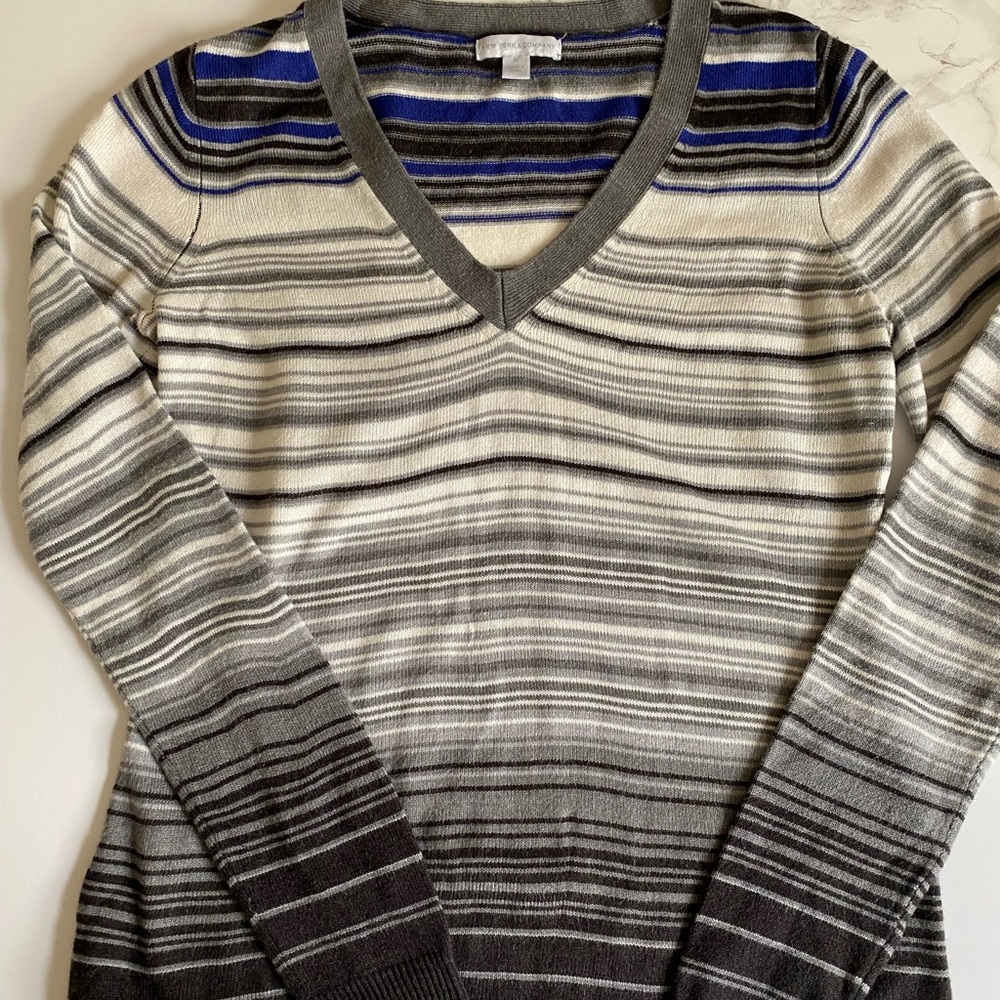 New York and Company V-neck sweater super cute cream gray tones Blue. Size XS